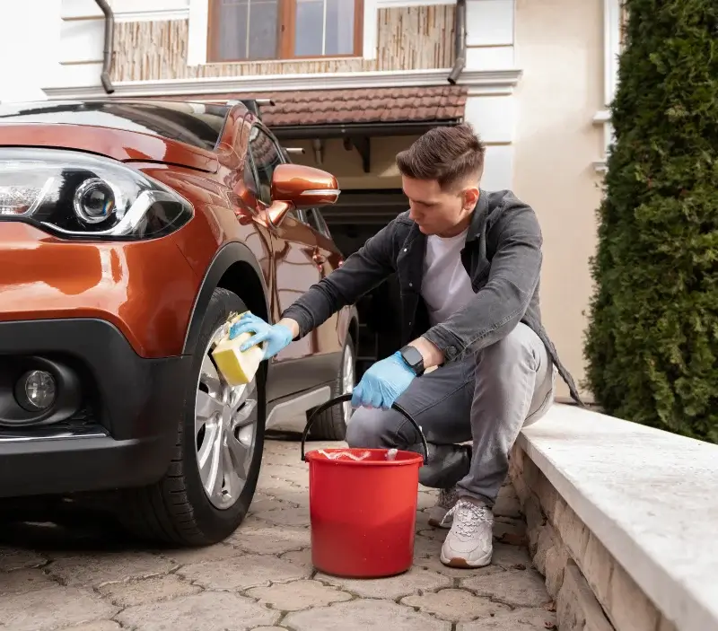 Lavage auto à domicile La Roquebrussanne : professionnel intervenant sur un véhicule